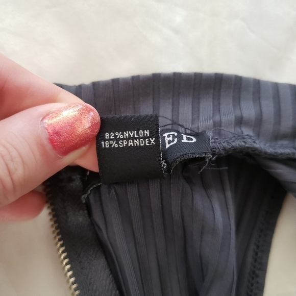 🌿 3/$20 🌿 Sleeveless Ribbed Crop Top Revamped by Sirens Size Small - Picture 4 of 5